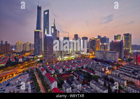 ---- Bei Nacht Wolkenkratzer, Hochhäusern und alten Häuser im Finanzviertel Lujiazui in Pudong, Shanghai, China, 3. August 2014. Stockfoto