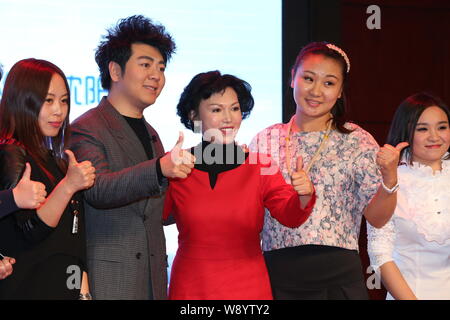 Chinesische Pianist Lang Lang, zweite links, Haltungen mit Ventilatoren während einer Pressekonferenz für die Shenyang Konzert seines China Tour in Shenyang City, northea Stockfoto