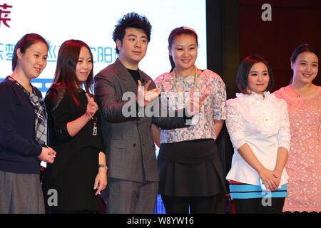 Chinesische Pianist Lang Lang, dritte Straße links, Haltungen mit Ventilatoren während einer Pressekonferenz für die Shenyang Konzert seines China Tour in Shenyang City, northeas Stockfoto