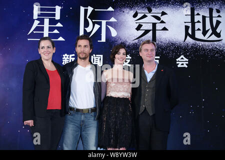 (Von links) Der britische Filmproduzent Emma Thommas, amerikanische Schauspieler Matthew McConaughey, Schauspielerin Anne Hathaway und britischen Regisseur Christopher Nolan Stockfoto