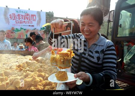 Eine Frau wird sich mit einigen Pumpkin Pie am Changsha Theme Park Windows der Welt in Changsha City, Central China Hunan Provinz, 18 Octob Stockfoto