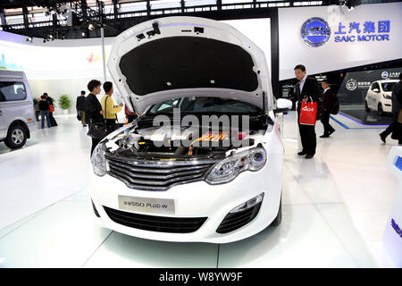 ---- Besucher Blick an einem Roewe 550 Plug-in Hybrid Auto von SAIC Motor auf Anzeige am 16. China International Industry Fair in Shanghai, China, 4 N Stockfoto