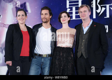 (Von links) Der britische Filmproduzent Emma Thommas, amerikanische Schauspieler Matthew McConaughey, Schauspielerin Anne Hathaway und britischen Regisseur Christopher Nolan Stockfoto