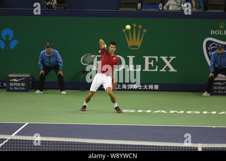 Novak Djokovic aus Serbien bereitet einen Schuß zu Roger Federer von der Schweiz im Halbfinale der Männer singles während der 2014 Shanghai Ro zurückzukehren Stockfoto