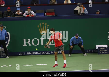 Roger Federer von der Schweiz bereitet einen Schuß zu Novak Djokovic aus Serbien im Halbfinale der Männer singles während der 2014 Shanghai Ro zurückzukehren Stockfoto