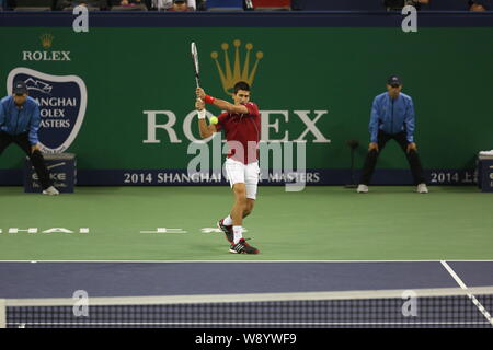 Novak Djokovic aus Serbien bereitet einen Schuß zu Roger Federer von der Schweiz im Halbfinale der Männer singles während der 2014 Shanghai Ro zurückzukehren Stockfoto