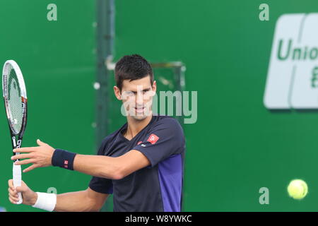 Novak Djokovic aus Serbien bereitet einen Schuß während einer Trainingseinheit für das Shanghai Rolex Masters Tennis Turnier 2014 in Shanghai, China zurückzukehren, Stockfoto