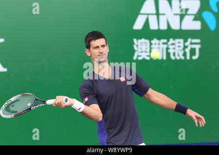 Novak Djokovic aus Serbien bereitet einen Schuß während einer Trainingseinheit für das Shanghai Rolex Masters Tennis Turnier 2014 in Shanghai, China zurückzukehren, Stockfoto