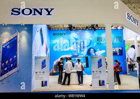 ---- Leute besuchen Sie den Stand von Sony während der PT/EXPO COMM China 2014 in Peking, China, 27. September 2014. Die chinesische Niederlassung der japanischen Cons Stockfoto