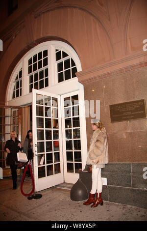 New York, USA. 12. Februar, 2009. Atmosphäre, außen auf der Mercedes-Benz Fashion Week Herbst 2009 - Alvin Tal - Front Row und Backstage in der altman Gebäude. Quelle: Steve Mack/Alamy Stockfoto