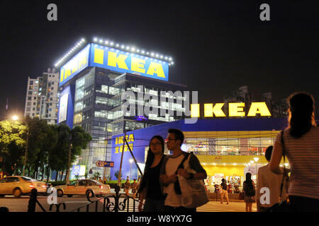 ------ Nacht Ansicht einer home Einrichtungshaus von IKEA in Shanghai, China, 10. August 2014. Ikea, der weltweit größten Möbel Firma, hat Reporte Stockfoto