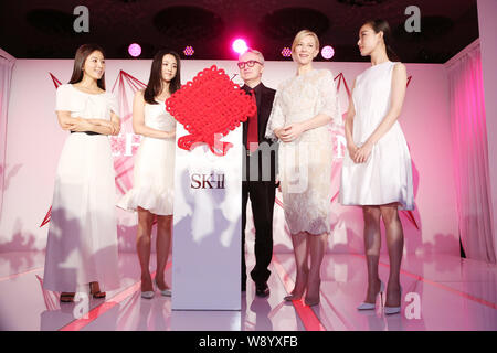 (Von links) Koreanische Schauspielerin Kim Hee-ae, chinesische Schauspielerin Tang Wei, ein Executive von Beauty SK-II, australische Schauspielerin Cate Blanchett und Chi Stockfoto