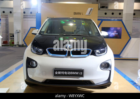 ---- BMW i3 elektrische Auto ist während eines Auto Show in Shanghai, China, 13. Juli 2014 angezeigt. China setzt die März von elektrischen Auto prog Stockfoto