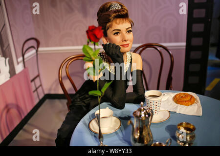 Das Wachs Statue des verstorbenen britischen Schauspielerin Audrey Hepburn ist im Madame Tussauds Wax Museum in Peking, China, 29. Mai 2014 angezeigt. Stockfoto