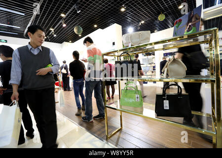 ------ Chinesische Kunden Einkaufen in einem Einkaufszentrum in der Shanghai Pilot Free Trade Zone, Shanghai, China, 2. Mai 2014. China Einzelhandel beibehalten Stockfoto