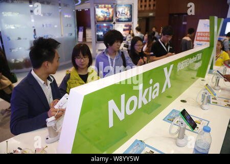 ---- Besucher probieren Sie Nokia X Smartphones mit Windows Phone Betriebssystem während der Global Mobile Internet Conference 2014 (GMIC201 installiert Stockfoto