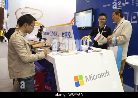 ---- Besucher testen Sie Microsoft Surface Tablet PCs und Nokia Smartphones mit Windows Phone Betriebssystem auf dem Stand von Micros installiert Stockfoto