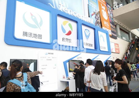 ---- Leute besuchen Sie den Stand von Tencent während der 2014 Global Mobile Internet Conference (GMIC 2014) in Peking, China, 5. Mai 2014. Wenn Tencent Stockfoto