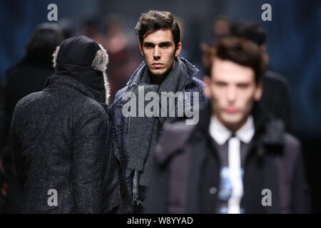 ------ Ausländische Modelle Anzeige neue Kreationen an der BLACKGATEONE fashion show während der Shanghai Fashion Week Herbst/Winter 2014 in Shanghai, China, 14. Stockfoto