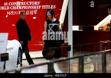 Eine trendige junge Frau besucht den Stand von Ferrari während des 13 Beijing International Automotive Exhibition, die auch als Auto China 2014 bekannt, in Beijin Stockfoto