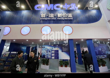 ---- Menschen besuchen den Stand der CIMC (China International Marine Containers (Group) Co., Ltd.) während einer Ausstellung in Shanghai, China, 2. April 2014 Stockfoto