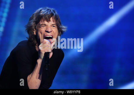 Mick Jagger der englischen Band The Rolling Stones führt auf dem Konzert ihrer World Tour, 14 auf Feuer, in Shanghai, China, 12. März 2014. Stockfoto