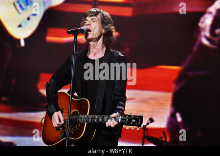 Mick Jagger der englischen Band The Rolling Stones führt auf dem Konzert ihrer World Tour, 14 auf Feuer, in Shanghai, China, 12. März 2014. Stockfoto
