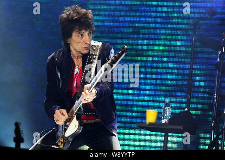 Ronnie Wood der englischen Band The Rolling Stones führt auf dem Konzert ihrer World Tour, 14 auf Feuer, in Shanghai, China, 12. März 2014. Stockfoto