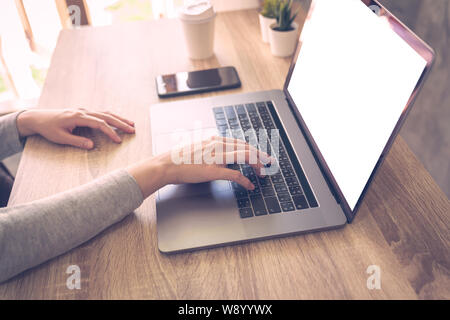 Business Frau mit Laptop Computer online Aktivität auf Holz Tisch im Home Office. Stockfoto