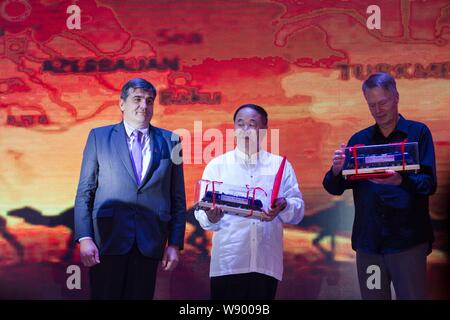 Der französische Schriftsteller J.M.G. Le Cl ¨ ¦ Zio, rechts, der Gewinner des Nobelpreises 2008 in Literatur und chinesische Schriftsteller Mo Yan, Mitte, Gewinner des 2012 Nobelpreis Stockfoto