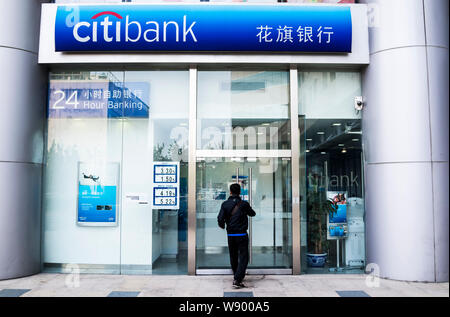 --FILE - Ein Kunde gibt eine Filiale der Citibank Citigroup in Peking, China, 20. September 2014. Citigroup Inc. übertragen auf eine Reihe von Krank-f Stockfoto