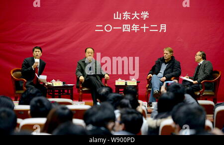 Chinesische Schriftsteller und Nobelpreisträger 2012 in Literatur Guan Moye, zweite links, besser bekannt unter seinem Pseudonym Mo Yan bekannt, und der französische Schriftsteller und w Stockfoto