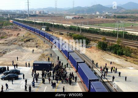 Die erste YXE international container Zug zwischen Istanbul und Madrid Reisen fährt von einem Container Terminal in Fuzhou City, East China Zhejiang p Stockfoto