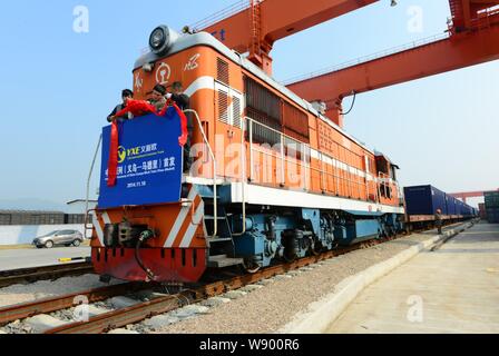 Chinesische Arbeiter setzt eine dekorative Blume auf der Lokomotive der ersten YXE international container Zug zwischen Istanbul und Madrid vor Stockfoto
