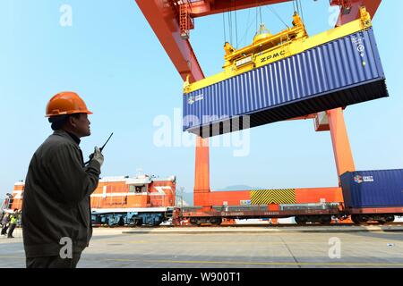 Die letzte Ladung Container wird auf die erste YXE international container Zug zwischen Istanbul und Madrid in einem Container terminal Reisen geladen Ich Stockfoto