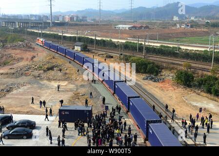 Die erste YXE international container Zug zwischen Istanbul und Madrid Reisen fährt von einem Container Terminal in Fuzhou City, East China Zhejiang p Stockfoto
