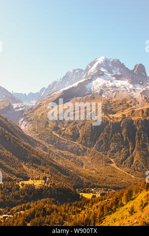 Sonnenuntergang über den Bergen in den Alpen in der Nähe von Chamonix, Frankreich. Schneebedeckte Berge im Hintergrund. Berge Sonnenuntergang. Ende Sommer, Herbst. Berg Silhouetten. Meisterwerke der Natur. Stockfoto