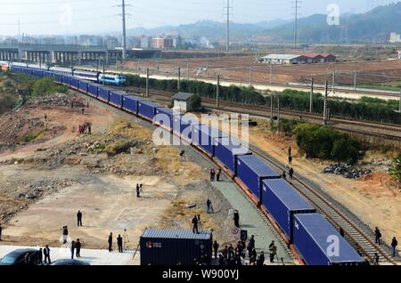 Die erste YXE international container Zug zwischen Istanbul und Madrid Reisen fährt von einem Container Terminal in Fuzhou City, East China Zhejiang p Stockfoto