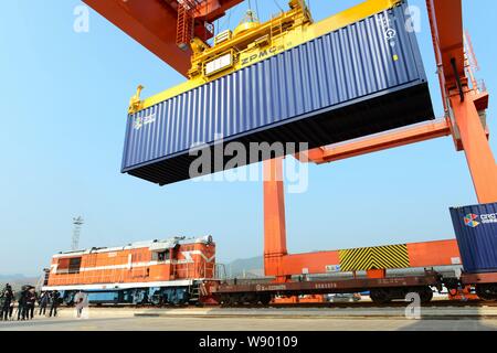 Die letzte Ladung Container wird auf die erste YXE international container Zug zwischen Istanbul und Madrid in einem Container terminal Reisen geladen Ich Stockfoto