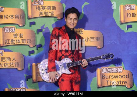 Taiwanesische Sängerin Kenji Wu stellt während einer Pressekonferenz für die Teilnahme an Warner Music in Peking, China, 2. Juli 2014. Stockfoto