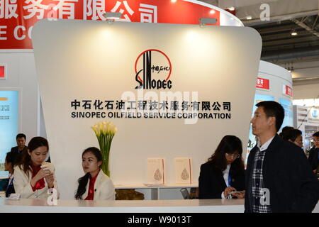 ---- Leute besuchen Sie den Stand von Sinopec Oilfield Service Corporation von China Petroleum und Chemical Corporation (sinopec) während der 14. China Int Stockfoto