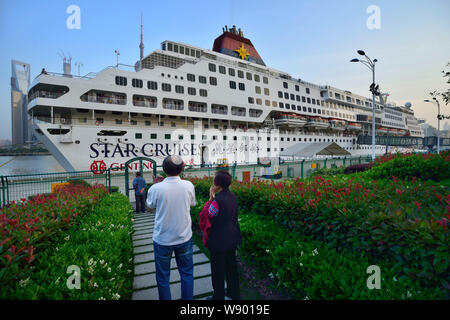 ---- Leute schauen auf dem Kreuzfahrtschiff Gemini von Star Cruises auf der Shanghai Port International Cruise Terminal in Shanghai, China, 24. Mai 2013. C Stockfoto