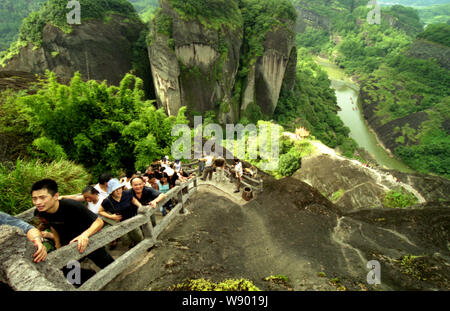 Touristen klettern Mount Wuyi, oder Wuyi Bergen, in Fuzhou city, Nanping Präfektur, südost China Provinz Fujian. Stockfoto
