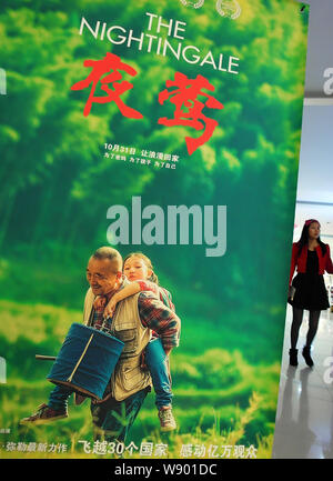 ---- Ein kinogänger Spaziergänge Vergangenheit ein Poster für die French-Chinese co-produktion Film, die Nachtigall, in einem Kino in Kunshan City, Central China Hubei Stockfoto