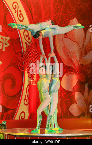 Junge chinesische Akrobaten von Shanghai Circus Schule durchführen zu einem Frühlingsfest Tea Party für pensionierte Kader in Shanghai, China, 3. Februar 2013. Stockfoto