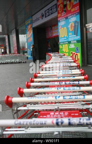 ---- Blick von Einkaufswagen im Supermarkt Carrefour in Longde Square, Changping District, Beijing, China, 10. März 2014. Ein Einkaufszentrum auf Stockfoto