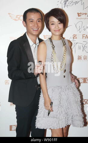 ------ Chinesische Schauspieler Wen Zhang, Links und seine Schauspielerin Frau Ma Yili nehmen an der China 50 Schönsten Menschen Preisverleihung in Peking, China, 16 N Stockfoto