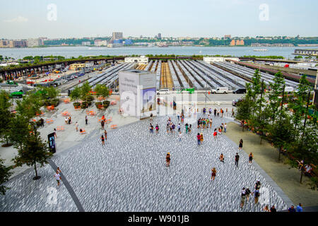 Luftaufnahme von Hudson Yards Zugdepot vom Schiff, Hudson Yards, New York City, USA. Stockfoto