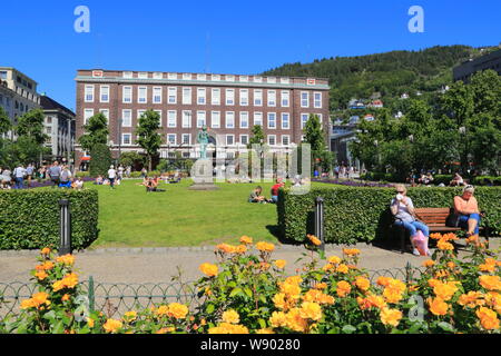 Die Menschen genießen den Sonnenschein in einem kleinen Garten vor dem Telegrafen Shopping Mall in Bergen, Norwegen, im Sommer. Stockfoto