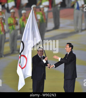 Thomas Bach, Links, Präsident des Internationalen Olympischen Komitees (IOC), liefert die olympischen Flagge an Li Xueyong, Präsident der Nanjing Jugend Oly Stockfoto